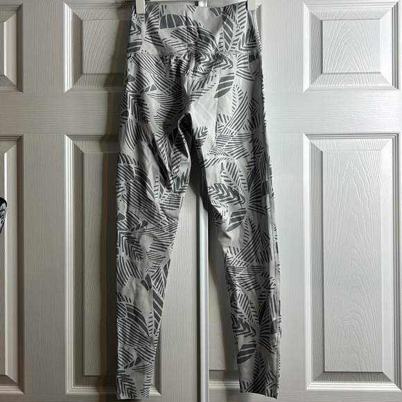 Aerie Gray Sliver Tropical Print Leggings Raw Hem M - Picture 4 of 7